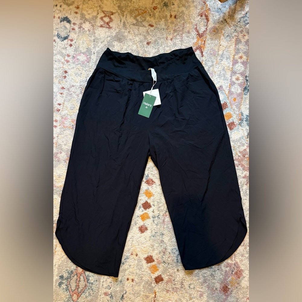NWT HALARA Cropped Breezy Black Yoga Pants